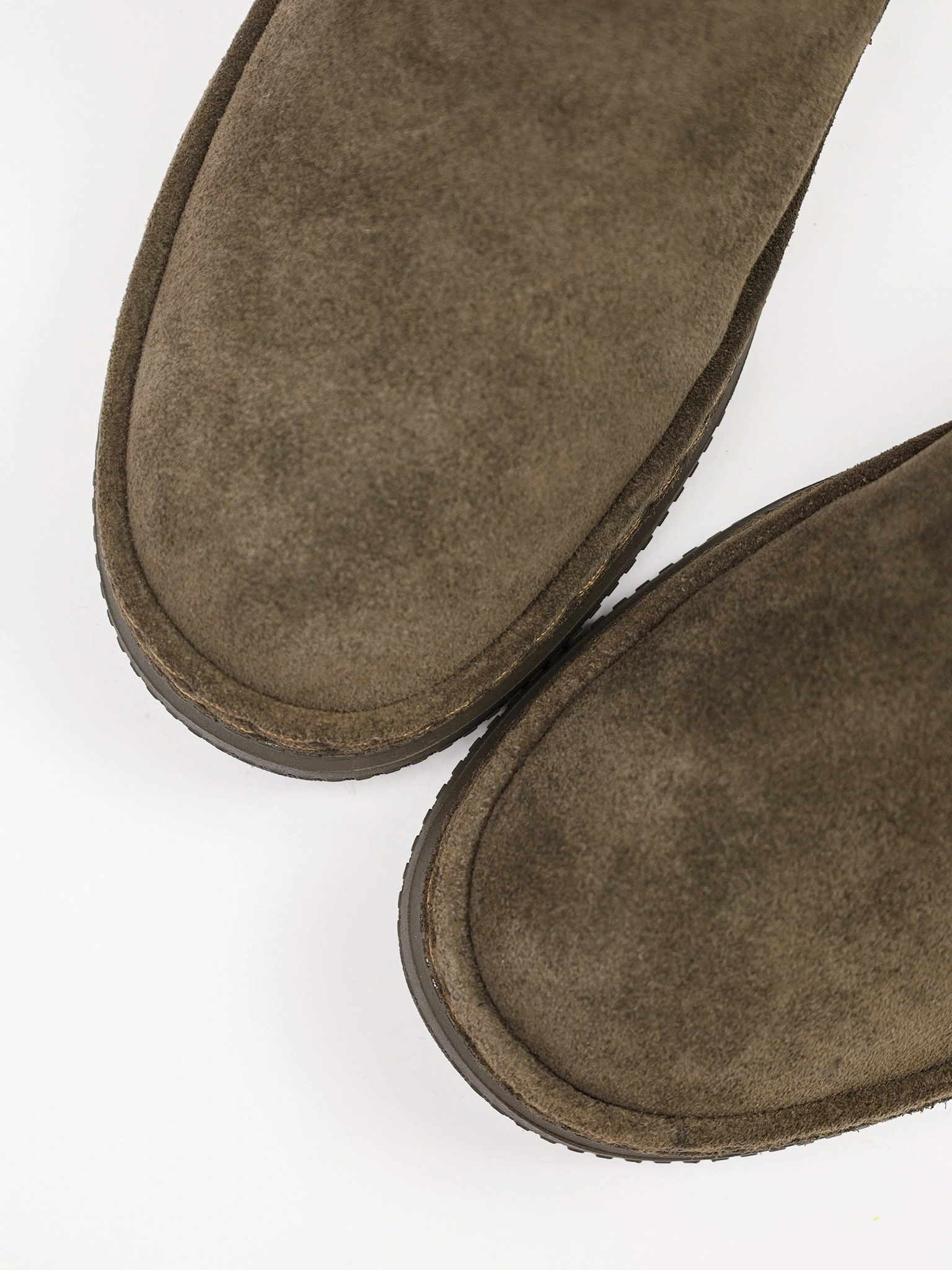 Ботинки-челси цвета хаки из натуральной замши на низкой подошве